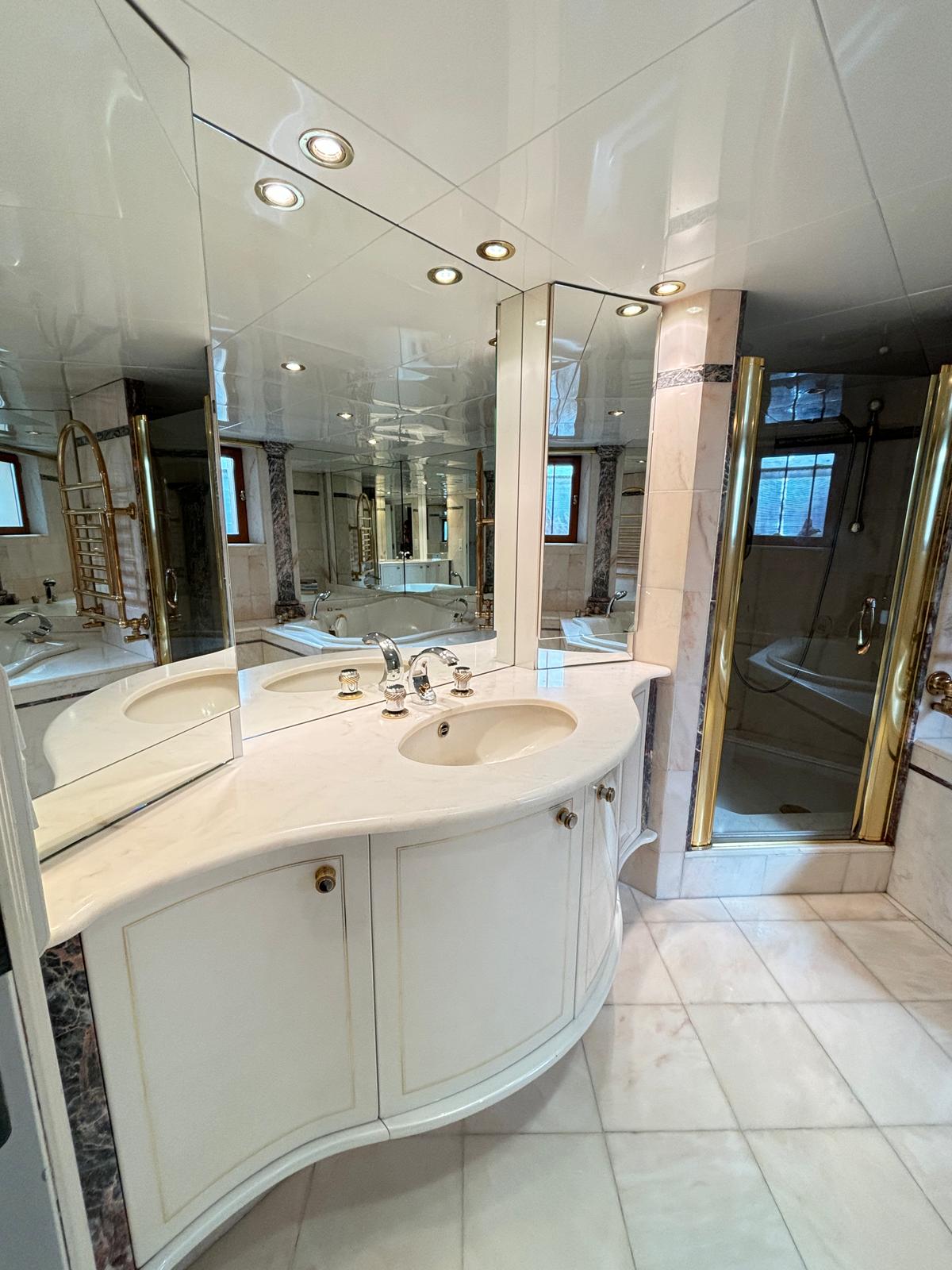 Salle de bain résultat impeccable — lavabo double et cabine douche