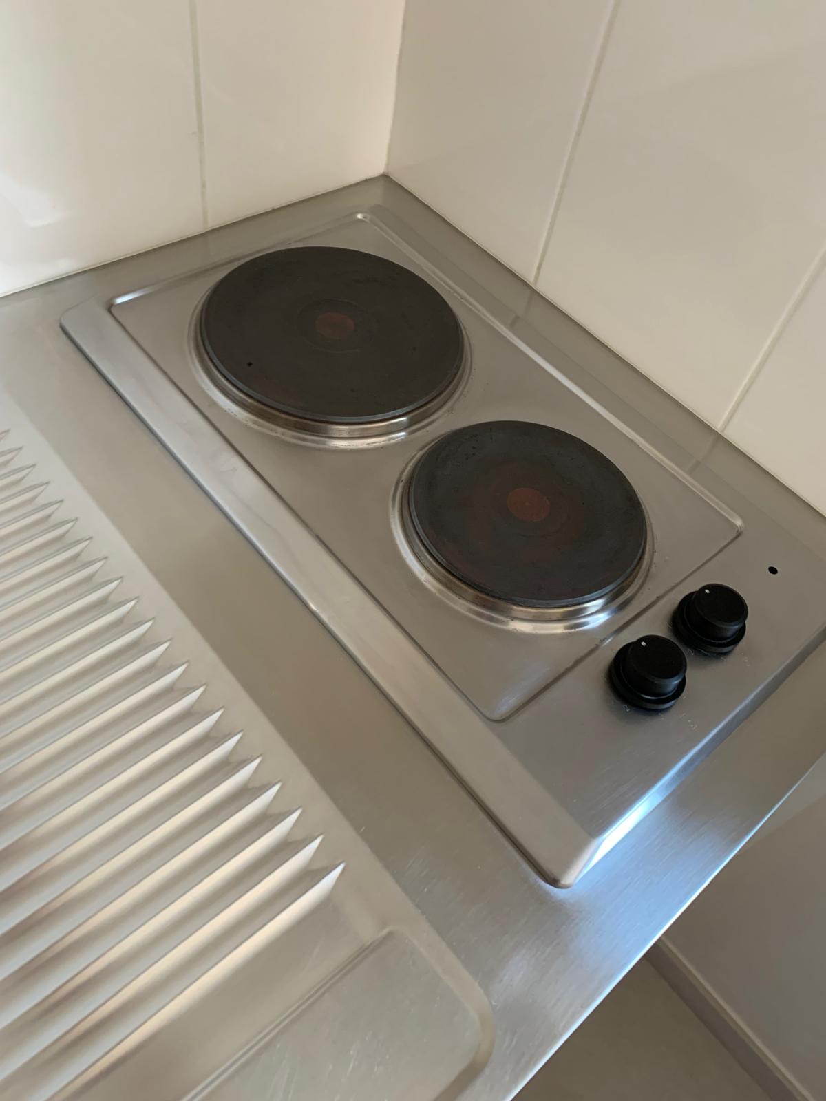 Plaque de cuisson inox impeccable après nettoyage
